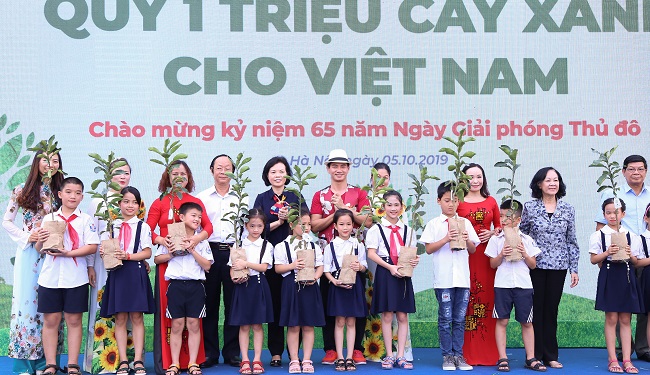 Hơn 60.000 cây xanh và 119.000 ly sữa được Vinamilk dành tặng cho trẻ em Hà Nội 5