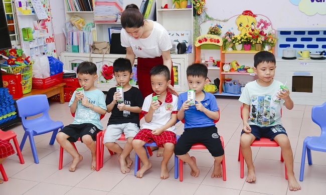 Nỗ lực thầm lặng của thầy cô vì niềm vui uống sữa của học sinh 2