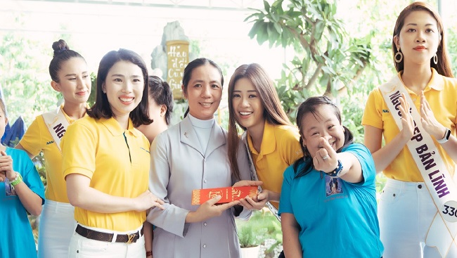 Nam A Bank cùng Tân hoa hậu hoàn vũ Việt Nam 2019 trao quà tại Mái ấm hy vọng