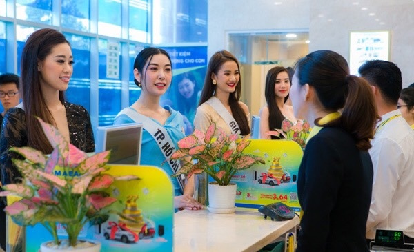 Nam A Bank trao thẻ JCB cho Tân hoa hậu hoàn vũ Việt Nam 2019 1