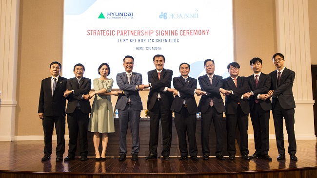Hòa Bình Corporation ký kết hợp tác chiến lược với Hyundai Elevator