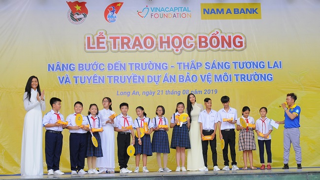 Nam A Bank trao 120 suất học bổng cho học sinh tỉnh Long An