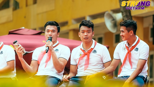 Đình Trọng, Quang Hải tham gia chào cờ đầu tuần với học sinh trường THCS Nguyễn Trường Tộ 1