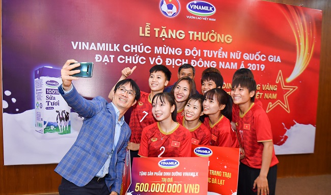 Vinamilk trao thưởng chúc mừng Đội tuyển bóng đá nữ quốc gia vô định Đông Nam Á 2019