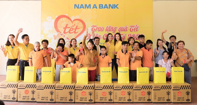 Hành trình 'Tết yêu thương' 2020 của Nam A Bank trao hàng trăm suất quà Tết