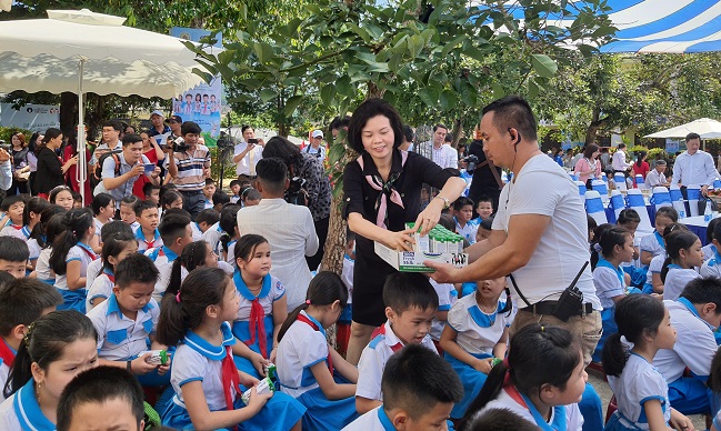 Vinamilk mang niềm vui uống sữa đến với trẻ em Quảng Nam 3