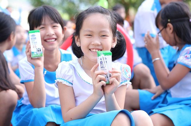 Vinamilk mang niềm vui uống sữa đến với trẻ em Quảng Nam 5