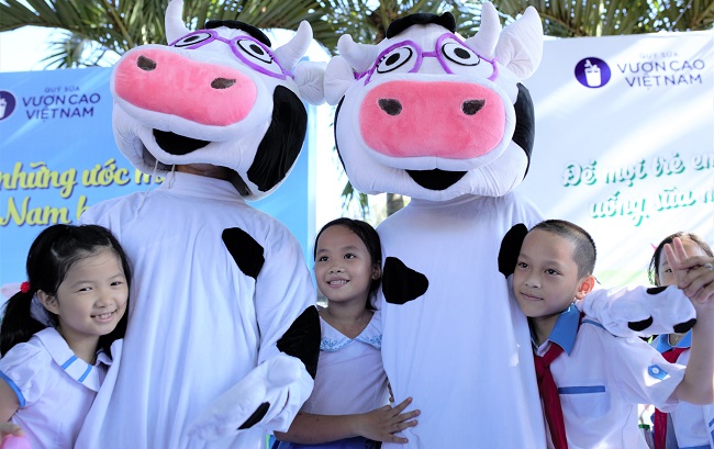 Vinamilk mang niềm vui uống sữa đến với trẻ em Quảng Nam 7