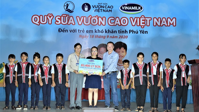 Vinamilk tặng 83.400 ly sữa cho trẻ em có hoàn cảnh khó khăn tỉnh Phú Yên