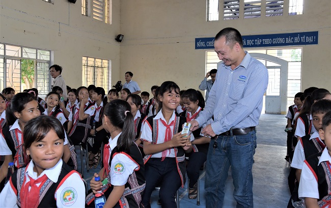 Vinamilk tặng 83.400 ly sữa cho trẻ em có hoàn cảnh khó khăn tỉnh Phú Yên 2