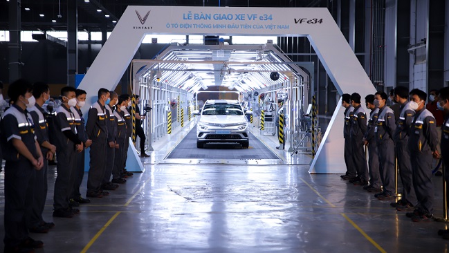 VinFast bàn giao lô ô tô điện VF e34 đầu tiên cho khách hàng