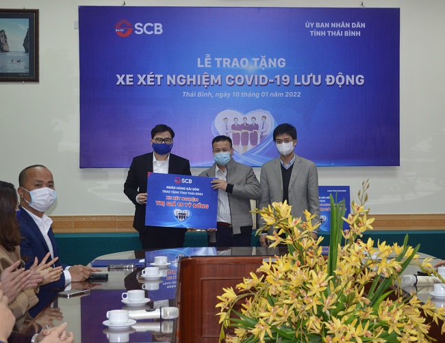 SCB tiếp tục trao tặng xe xét nghiệm lưu động tại Thái Bình và Thanh Hóa