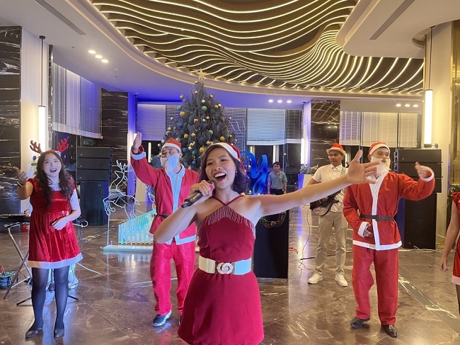 Du khách hào hứng với không gian Giáng sinh sống động tại FLC Hotels & Resorts 2