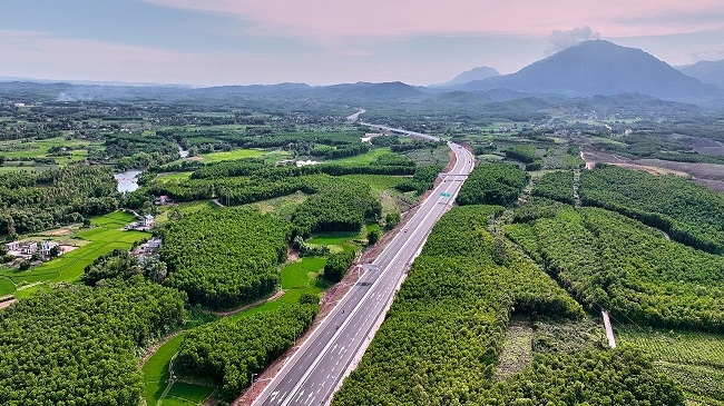 Cao tốc do Sun Group đầu tư tại Quảng Ninh đẹp mơ màng trước giờ thông xe 8