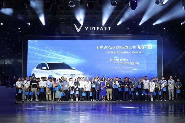 VinFast bàn giao 100 ô tô điện VF 8 đầu tiên 2