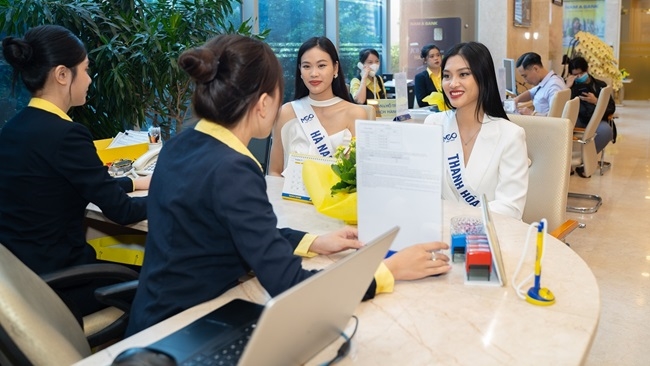Thí sinh Hoa hậu hoàn vũ Việt Nam 2023 trải nghiệm tiện ích vượt trội tại một ngân hàng