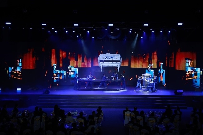 Đại tiệc âm thanh và ánh sáng trong lễ kỷ niệm 30 năm thành lập Tập đoàn Tân Á Đại Thành 1