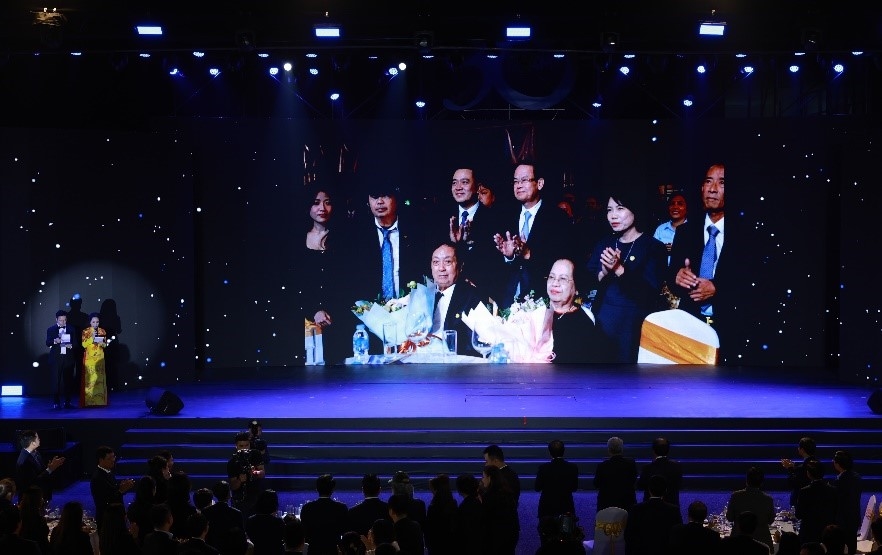 Đại tiệc âm thanh và ánh sáng trong lễ kỷ niệm 30 năm thành lập Tập đoàn Tân Á Đại Thành 3