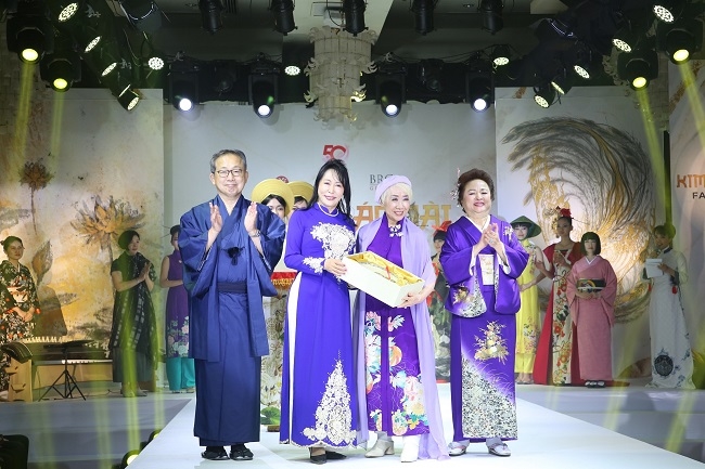 Cùng thưởng thức những sắc màu văn hóa ấn tượng tại Kimono – Aodai Fashion Show 10