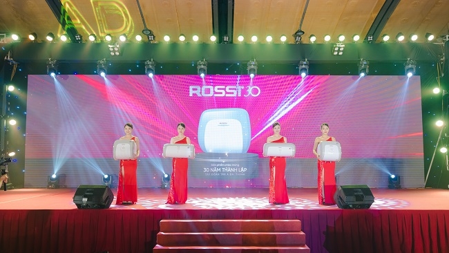 Tân Á Đại Thành ra mắt bình nước nóng Rossi 30