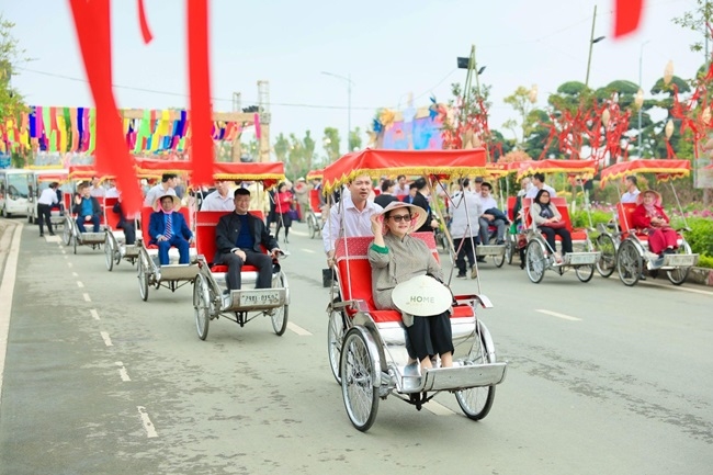 Khai mạc đường hoa xuân lớn nhất phía Tây Hà Nội - Home Hanoi Xuan 2024 tại Mailand Hanoi City 5