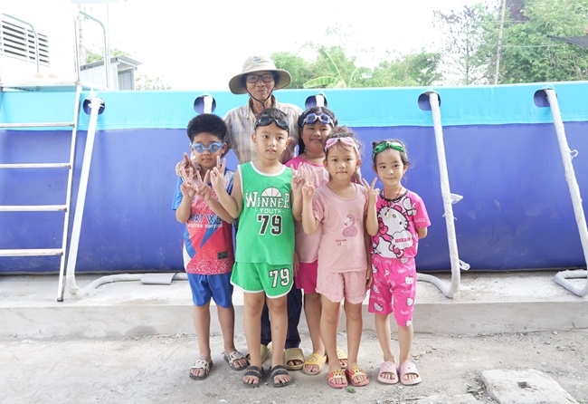 Quỹ Phát triển tài năng việt tăng hồ để dạy bơi cho trẻ em nghèo