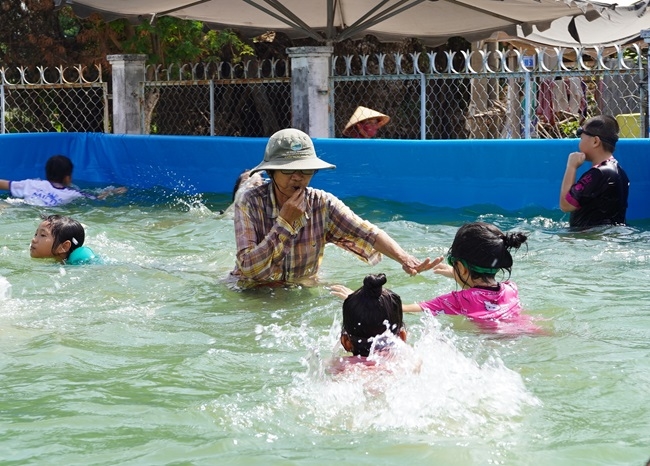 Quỹ Phát triển tài năng việt tăng hồ để dạy bơi cho trẻ em nghèo 2