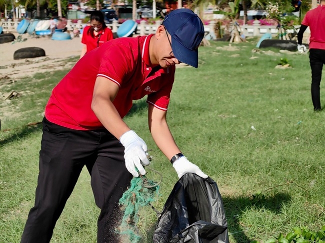 Gần 1.000 nhân viên SeABank làm sạch bờ biển tại 11 tỉnh thành 1