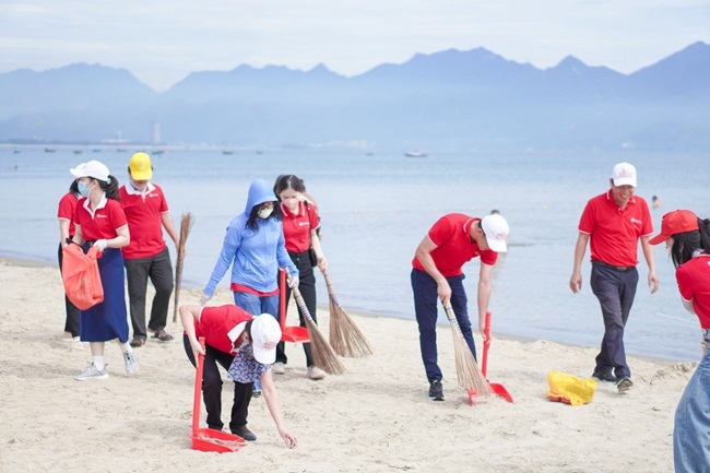 Gần 1.000 nhân viên SeABank làm sạch bờ biển tại 11 tỉnh thành 2