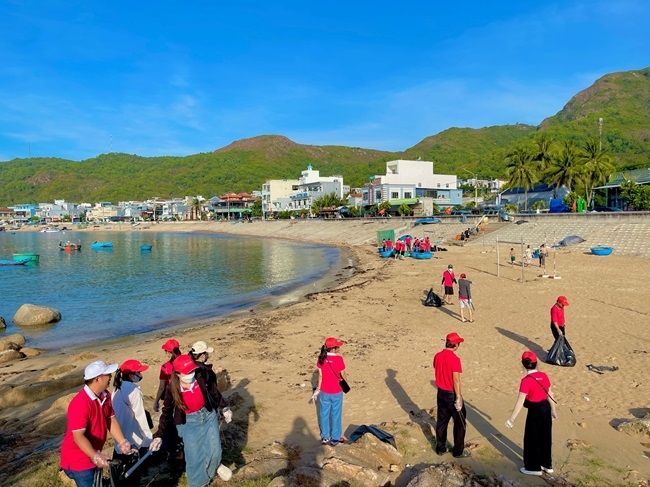 Gần 1.000 nhân viên SeABank làm sạch bờ biển tại 11 tỉnh thành 3
