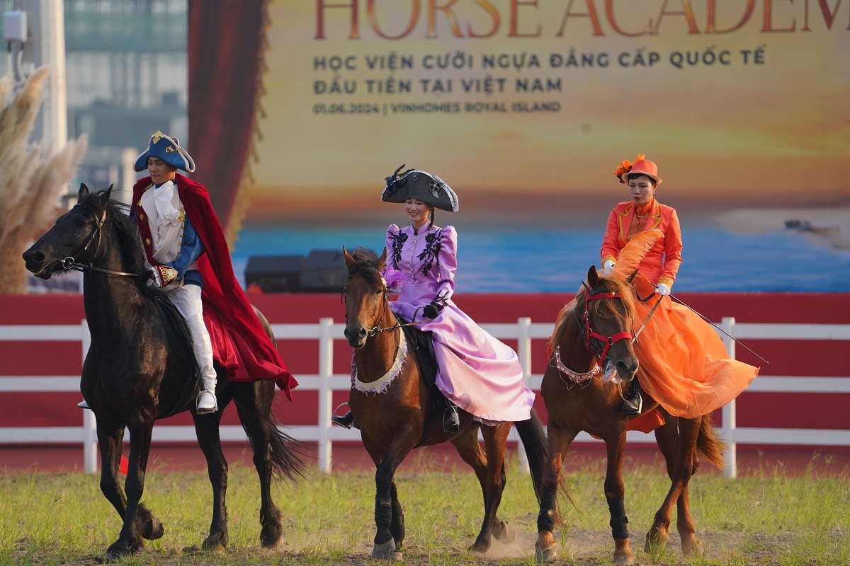 Ra mắt Học viện cưỡi ngựa đầu tiên tại Việt Nam trên đảo Vũ Yên 5