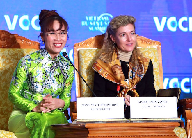 Nữ tướng Vietjet: 'Người làm dịch vụ làm sao dạy cho máy móc cũng phải biết cười'