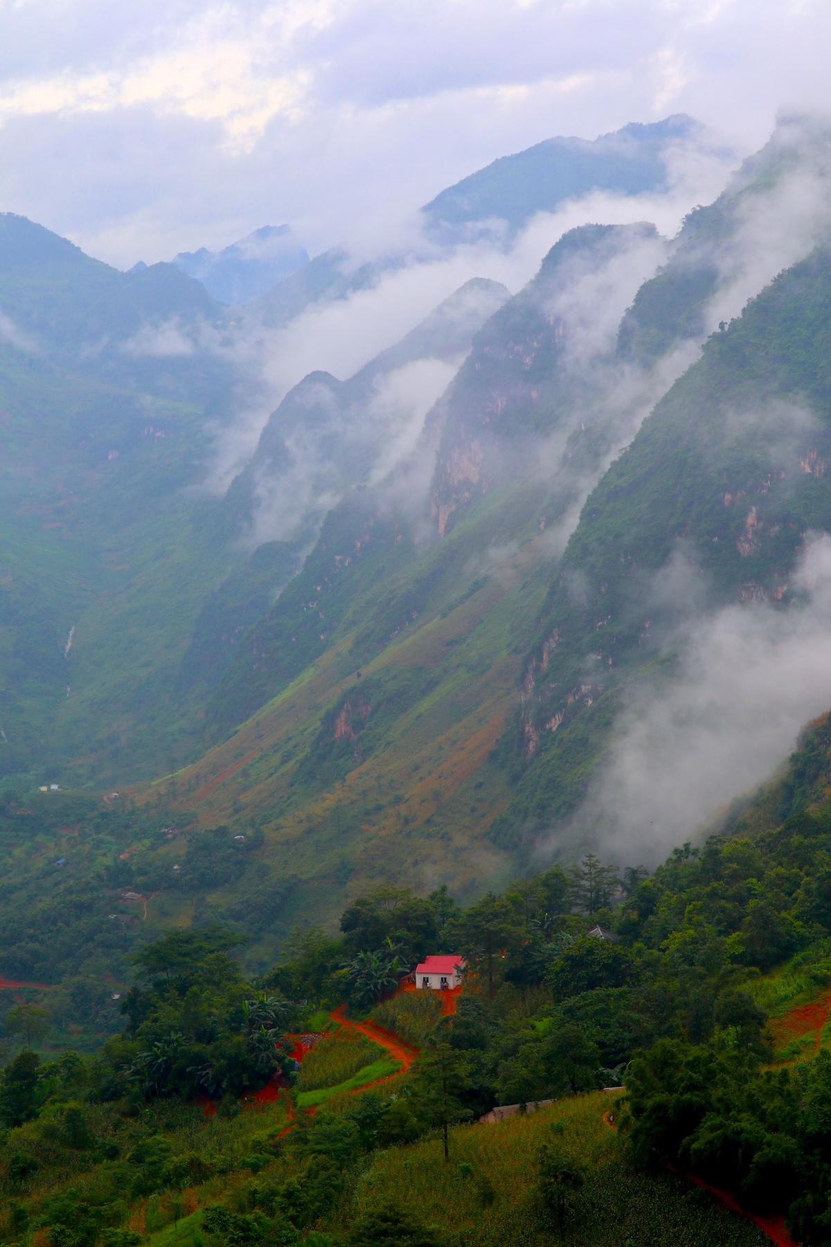 Mây vờn núi ở điểm trường Lủng Chư, xã Thượng Phùng, huyện Mèo Vạc