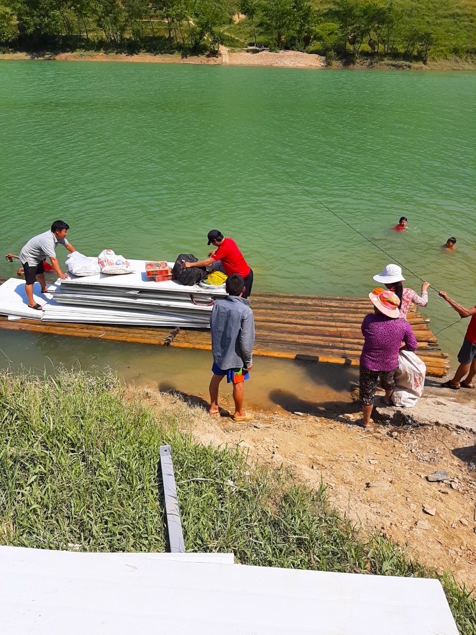 Vận chuyển vật liệu qua sông Nho Quế để xây điểm trường Xéo Hồ