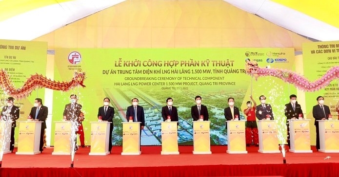 Ông Đỗ Quang Hiển, Chủ tịch HĐQT kiêm Tổng Giám đốc T&T Group cùng các đại biểu bấm nút khởi công dự án Trung tâm điện khí LNG Hải Lăng.