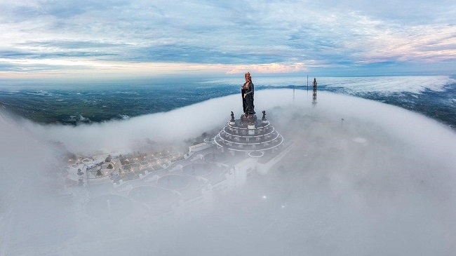 Mây bao phủ đỉnh Bà Đen và tượng Phật Bà cao sừng sững, tạo khung cảnh ngoạn mục. Ảnh: Sun World Ba Den Mountain