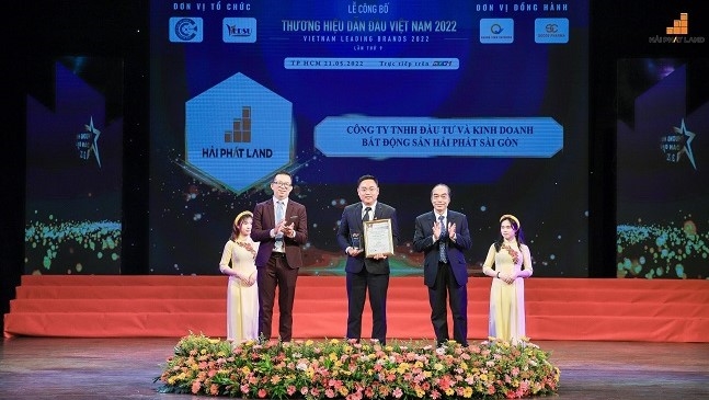 Ông Phùng Thành Phú - Giám đốc Kinh doanh và Tiếp thị đại diện Hải Phát Land Sài Gòn nhận giải thưởng Top 10 Thương hiệu dẫn đầu Việt Nam 2022.