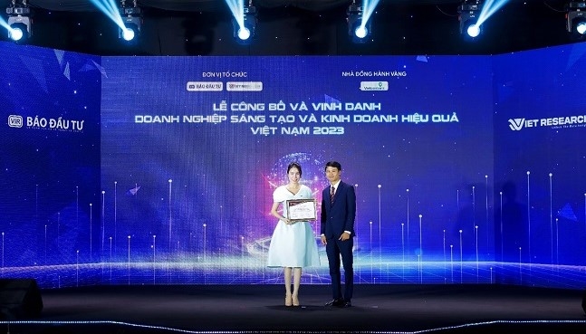 Đại diện Văn Phú – Invest nhận chứng nhận Top 10 Doanh nghiệp sáng tạo và kinh doanh hiệu quả Việt Nam 2023 ngành bất động sản – xây dựng