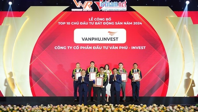 Đại diện Văn Phú – Invest nhận chứng nhận Top 10 chủ đầu tư bất động sản năm 2023