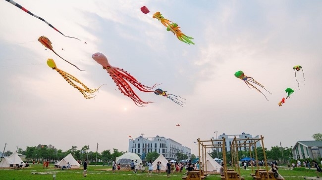 Hàng trăm cánh diều đầy màu sắc tung bay trên bầu trời Vlasta - Sầm Sơn