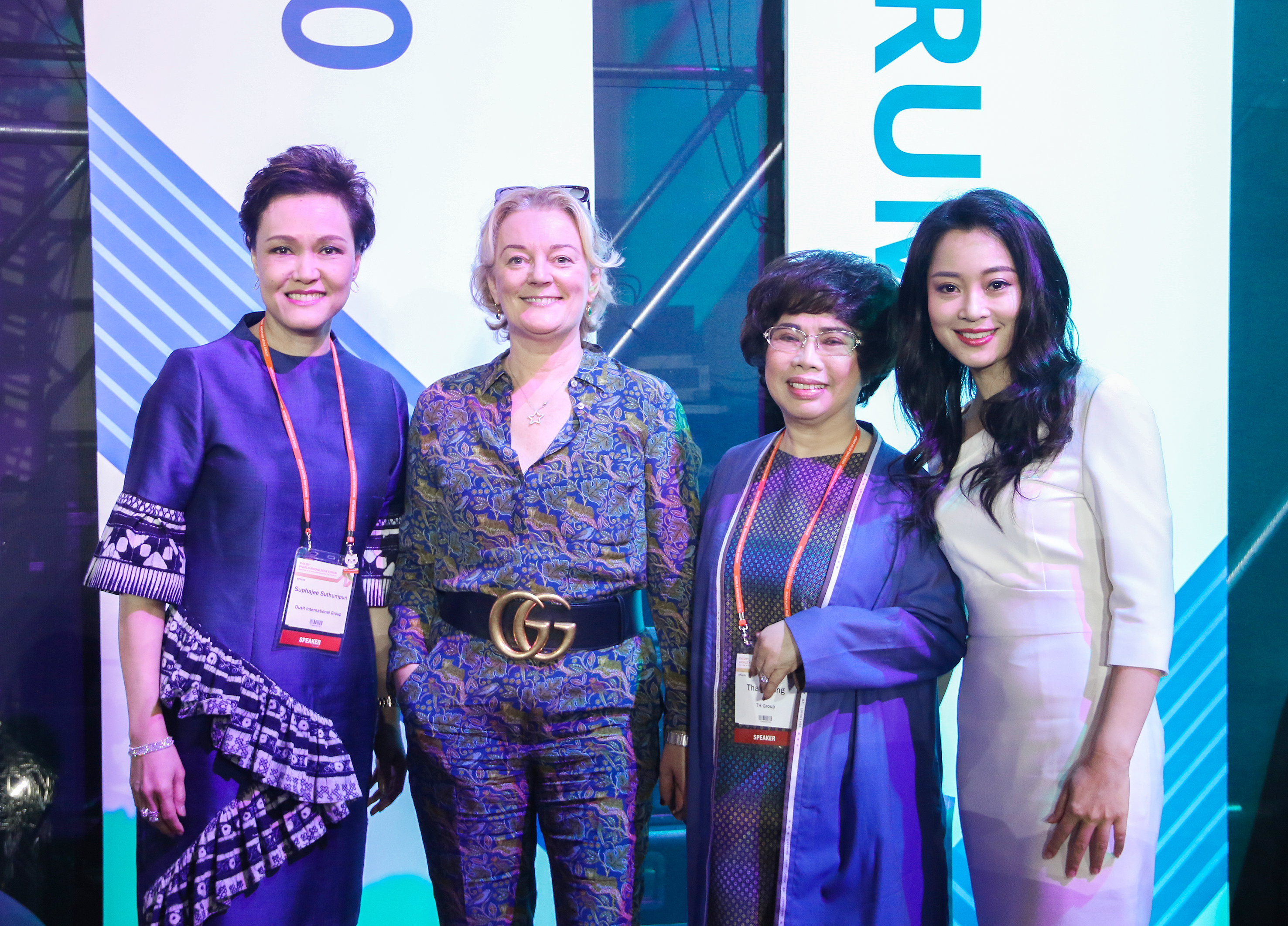Bà Thái Hương nhận giải thưởng nữ doanh nhân quyền lực Asean tại Diễn đàn tri thức thế giới 2019 2