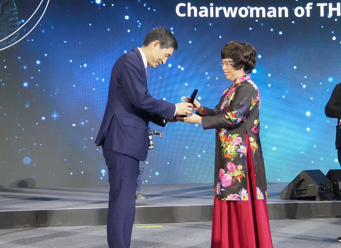 Khoảnh khắc nữ doanh nhân Việt được tôn vinh với giải thưởng danh giá tại diễn đàn tri thức thế giới 2019