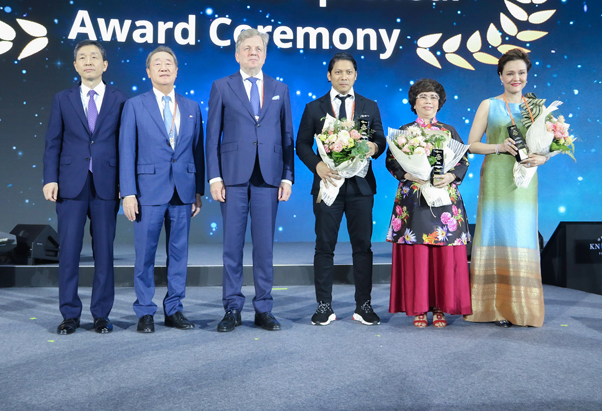 Khoảnh khắc nữ doanh nhân Việt được tôn vinh với giải thưởng danh giá tại diễn đàn tri thức thế giới 2019 1