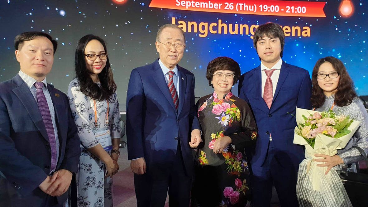 Khoảnh khắc nữ doanh nhân Việt được tôn vinh với giải thưởng danh giá tại diễn đàn tri thức thế giới 2019 2