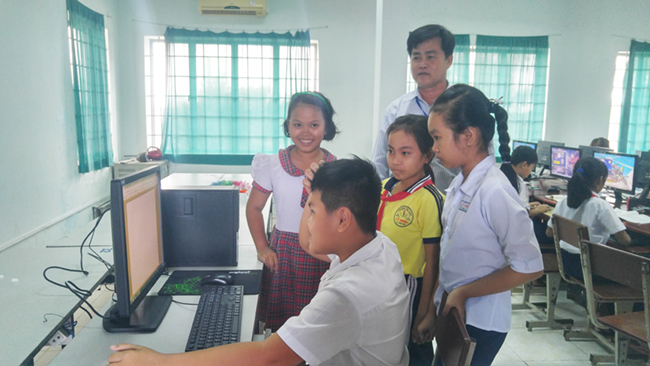 Báo TheLEADER trao 5 bộ máy tính cho trường Tiểu học Lý Nhơn 2
