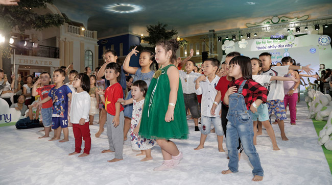 Việt Nam lập kỷ lục có nhiều bé tham gia nhảy theo nhạc điệu trên sàn vải đông nhất thế giới