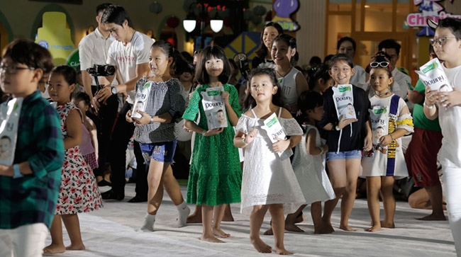 Việt Nam lập kỷ lục có nhiều bé tham gia nhảy theo nhạc điệu trên sàn vải đông nhất thế giới 1