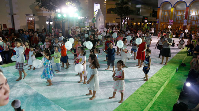 Việt Nam lập kỷ lục có nhiều bé tham gia nhảy theo nhạc điệu trên sàn vải đông nhất thế giới 2