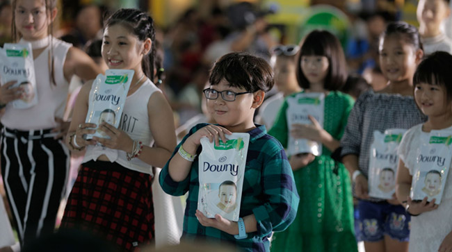 Việt Nam lập kỷ lục có nhiều bé tham gia nhảy theo nhạc điệu trên sàn vải đông nhất thế giới 3