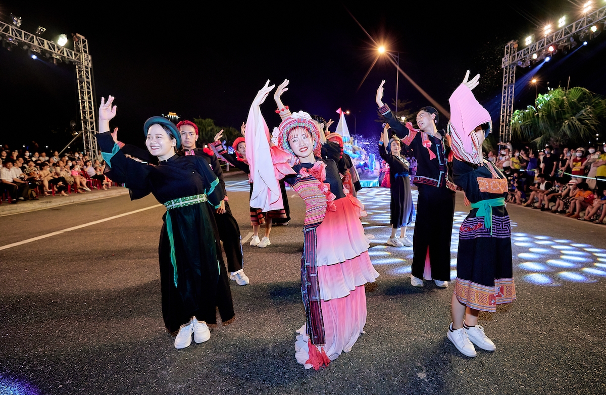 Đà Nẵng “bùng nổ” trong đêm mở màn lễ hội Carnival đường phố Sun Fest 8